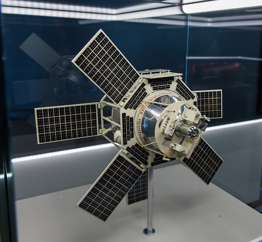 Спутник 2000 года. Интеркосмос 1 Спутник. ИСЗ Протон. Макет спутника. Протон космический аппарат.